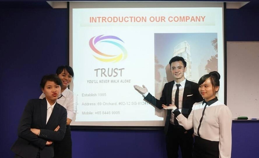 SV Việt Nam trong một giờ học tiếng Anh tại Kaplan Singapore