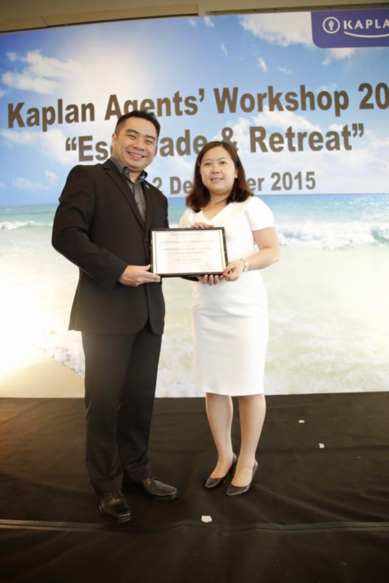 Đại diện INEC nhận giải thưởng do Kaplan trao tặng (Năm 2015)